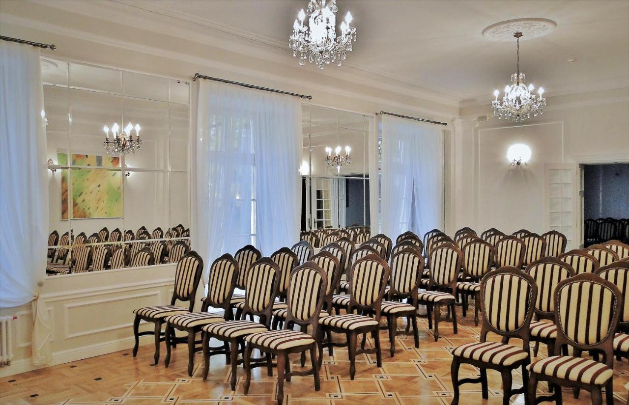 Palac Kobylin Extérieur photo